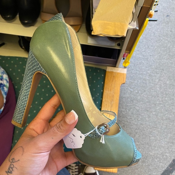 Meet your Posher, Joslyn - Picture 2 of 4